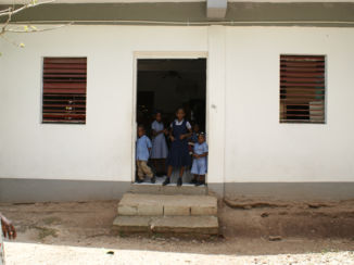 Jamaica - Zo schattig kinderen van groot tot klein in een klas op school