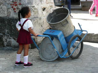 Cuba - Papa helpen Plaza San Francisco de Asis in Havana schoon houden