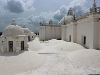 Nicaragua - Het dak van de kerk van Leon in het midden van het centrum