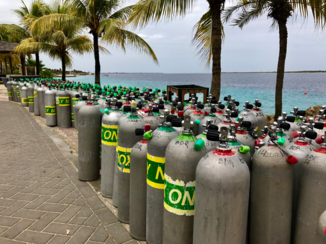Bonaire - Duiktanks genoeg