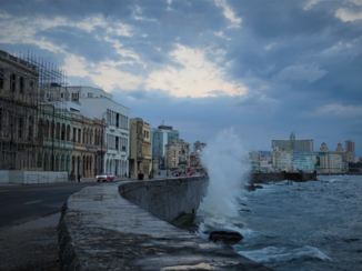 Havana - Ruige zee bij de Malecon