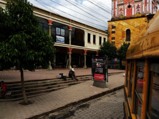 Guatemala - Mooi shot vanuit de mooie gele schoolbus