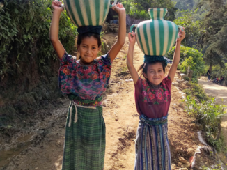 Guatemala - Twee emmertjes water halen