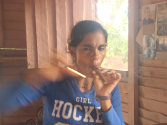 Viñales Valley - boerin steekt sigaar aan